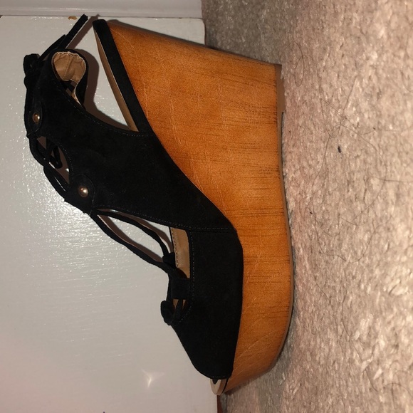 Shoes/ Heels / Wedges - Picture 2 of 3